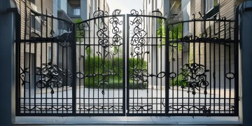 物业封闭小区大门合法吗？